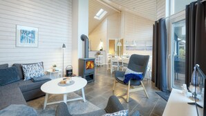 Un interior moderno con chimenea, una zona de comedor y un rincón de estar acogedor.