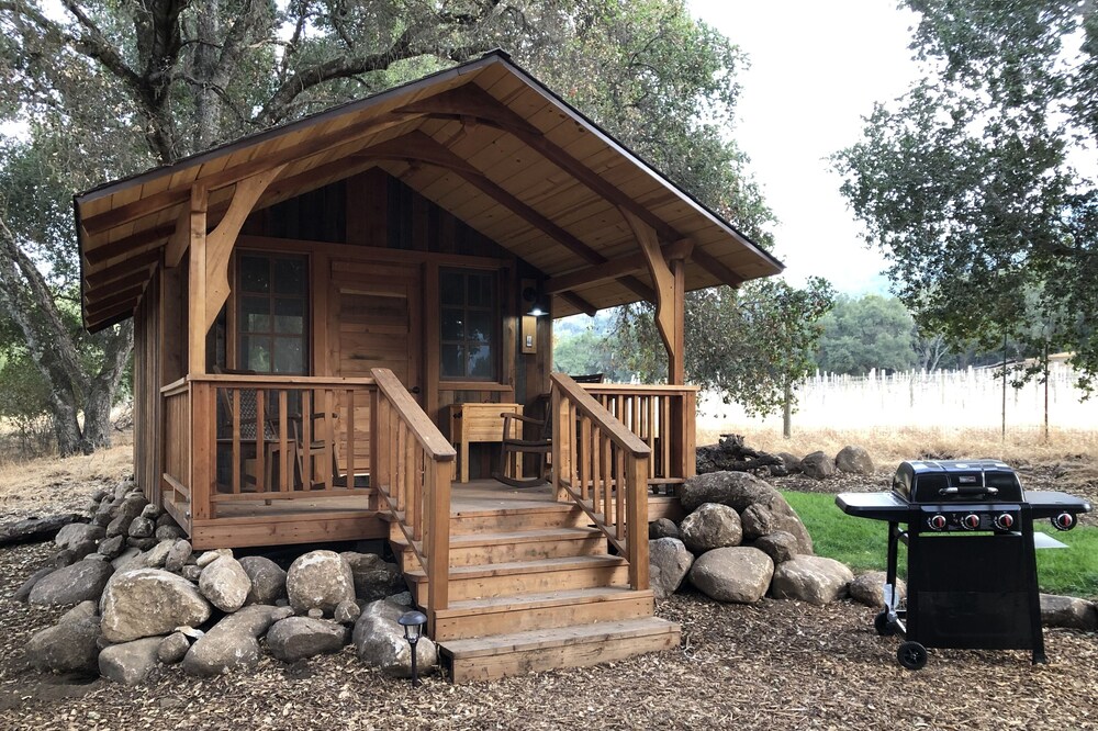 Quiet little cabin in the oaks.