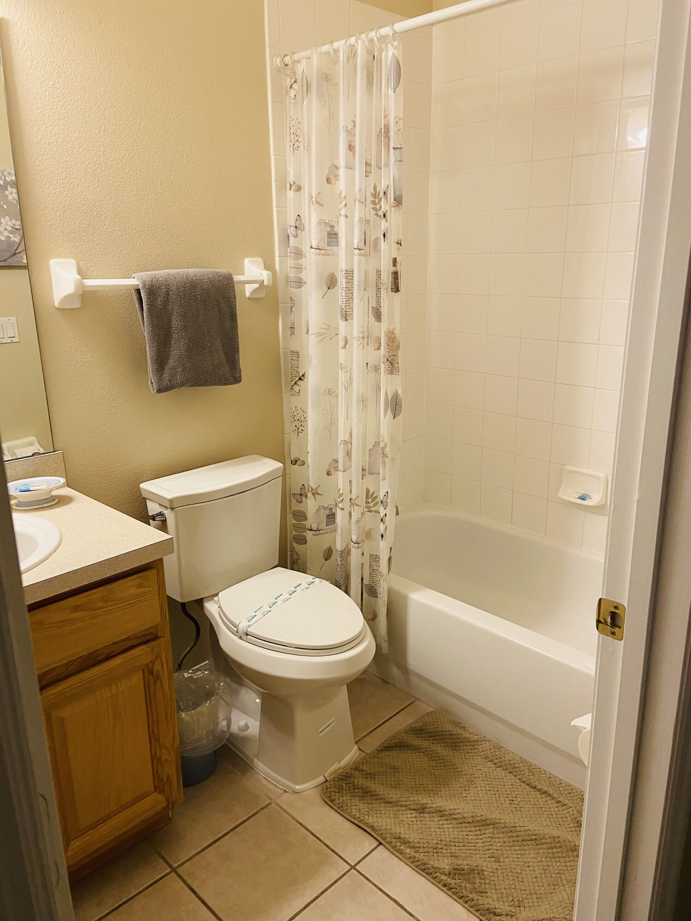 A bathroom with a toilet, sink, and bathtub.