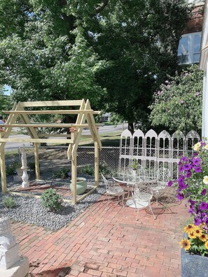 Property grounds - Adorable-1bedroom unit with pretty garden in Springfield il (Springfield)