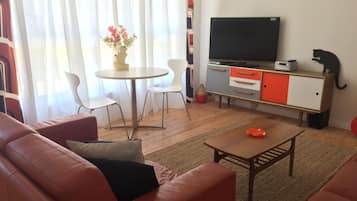 Fernseher, DVD-Player, Bücher, Musikbibliothek