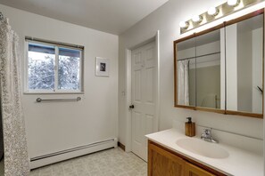 Kostenlose Toilettenartikel, Haartrockner, Handtücher