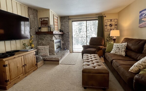 Smart-TV, Kamin, Bücher