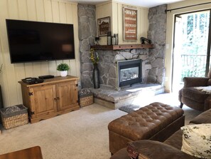 Smart-TV, Kamin, Bücher