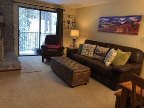 Smart-TV, Kamin, Bücher