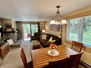 Smart-TV, Kamin, Bücher