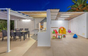 Outdoor dining - Beautiful home in Pula (Pula)