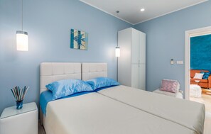 2 chambres, coffres-forts dans les chambres, lit parapluie