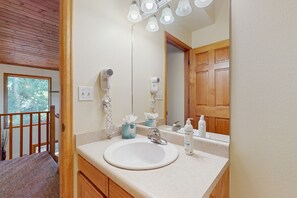 Hair dryer, towels - Airy & bright retreat w/ private balcony, great location, & gas fireplace (Grand Lake)