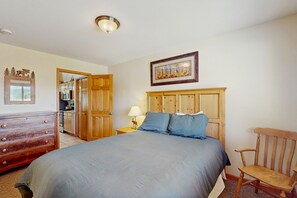 1 bedroom, iron/ironing board, free internet, bed sheets - Airy & bright retreat w/ private balcony, great location, & gas fireplace (Grand Lake)