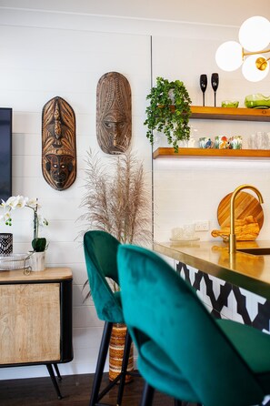 Fridge, microwave, stovetop, coffee/tea maker - Muse- Luxe Apartment in Port Douglas (Port Douglas)