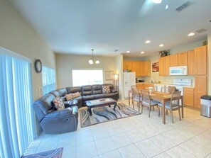 Smart TV - 5 bedroom 3 bathroom with hot tub (Kissimmee)