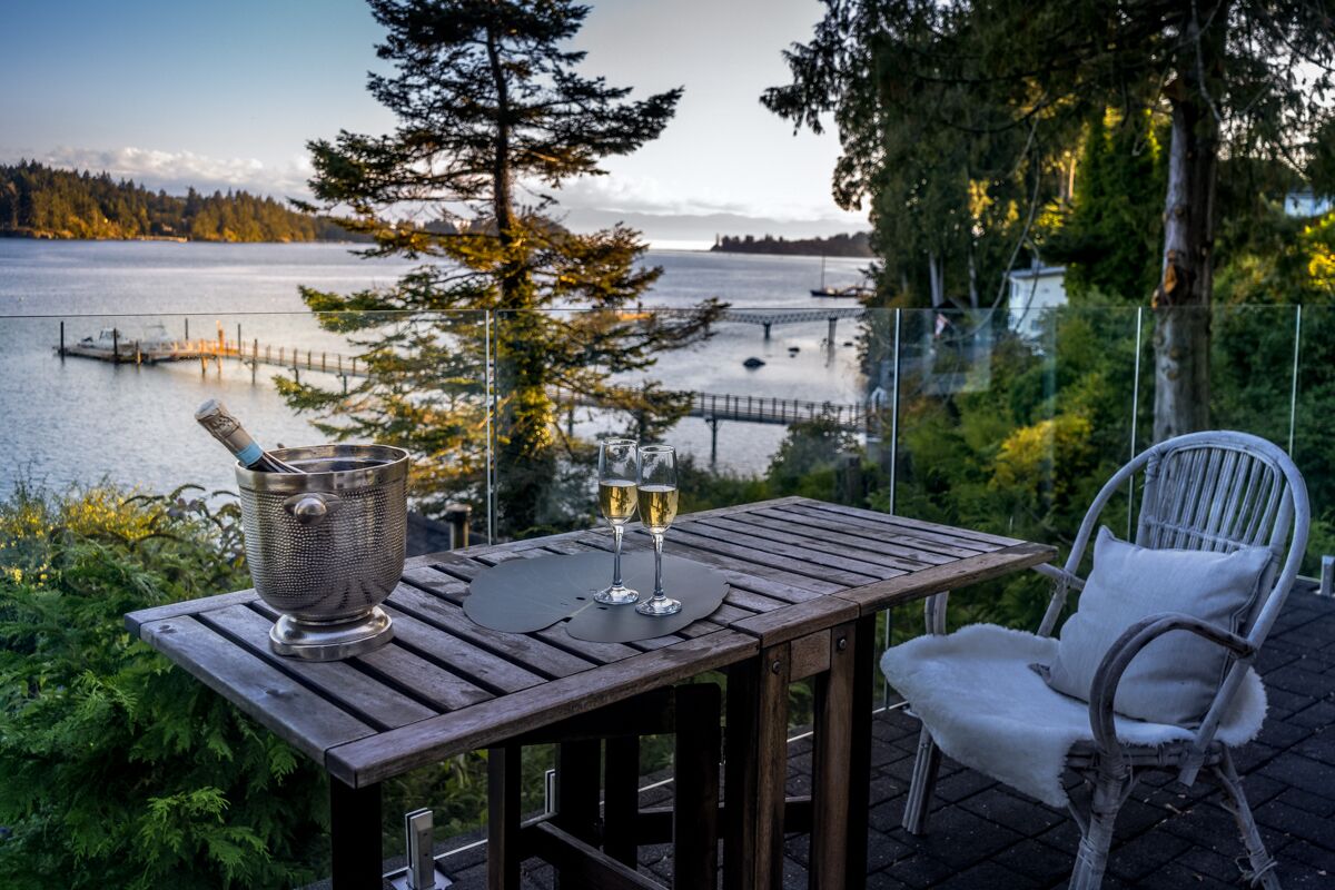 NEW Listing  Bright 2 bedroom upper floor oceanfront retreat!