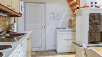 Fridge, microwave, dishwasher, cookware/dishes/utensils