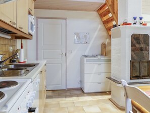 Refrigerador, microondas, lavavajillas y utensilios de cocina 