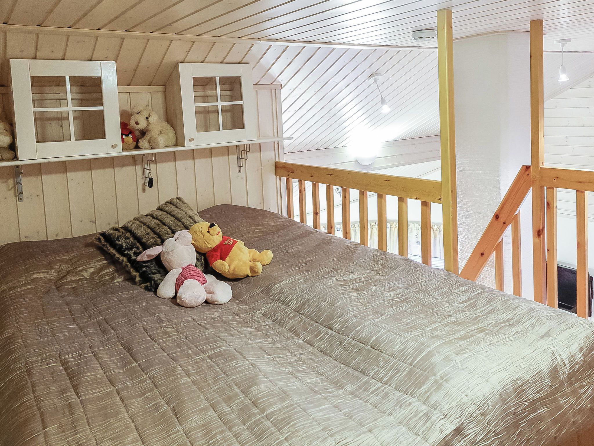 Een slaapkamer met een bed, een raam en uitzicht op het omliggende landschap.