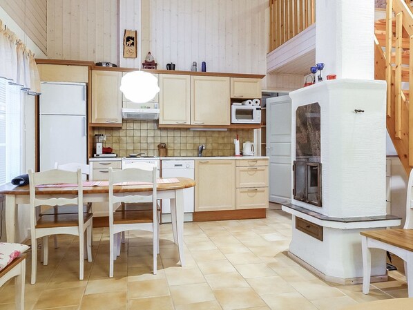 Refrigerador, microondas, lavavajillas y utensilios de cocina 