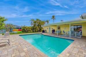 A heated pool - Serene Waterfront Retreat with Private Pool, Grill & Kayak Adventures (Cape Coral)