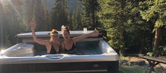 LOG HOME, MT VIEWS! HOT TUB/SAUNA, PRIVATE 1 AC, 6 MILES TO BRECK DOWNTN, SKI