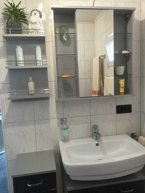 Shower, free toiletries, hair dryer, towels