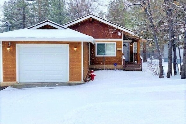 Snow covered Big Bear Cool Cabins, Brown Bear Lodge