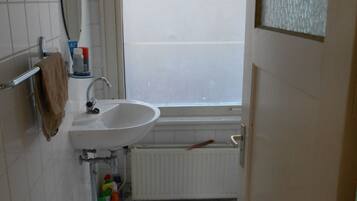 Slaapzaal, 2 slaapkamers | Badkamer | Een bad/douchecombinatie, handdoeken