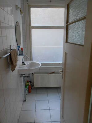 Shared Dormitory, 2 Bedrooms | Bathroom | Combined shower/tub, towels - Room-room Michelle Amsterdam Center, No (Amsterdam)