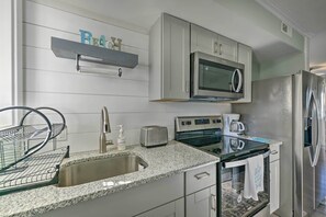 Geladeira, micro-ondas, cooktop, cafeteira/chaleira