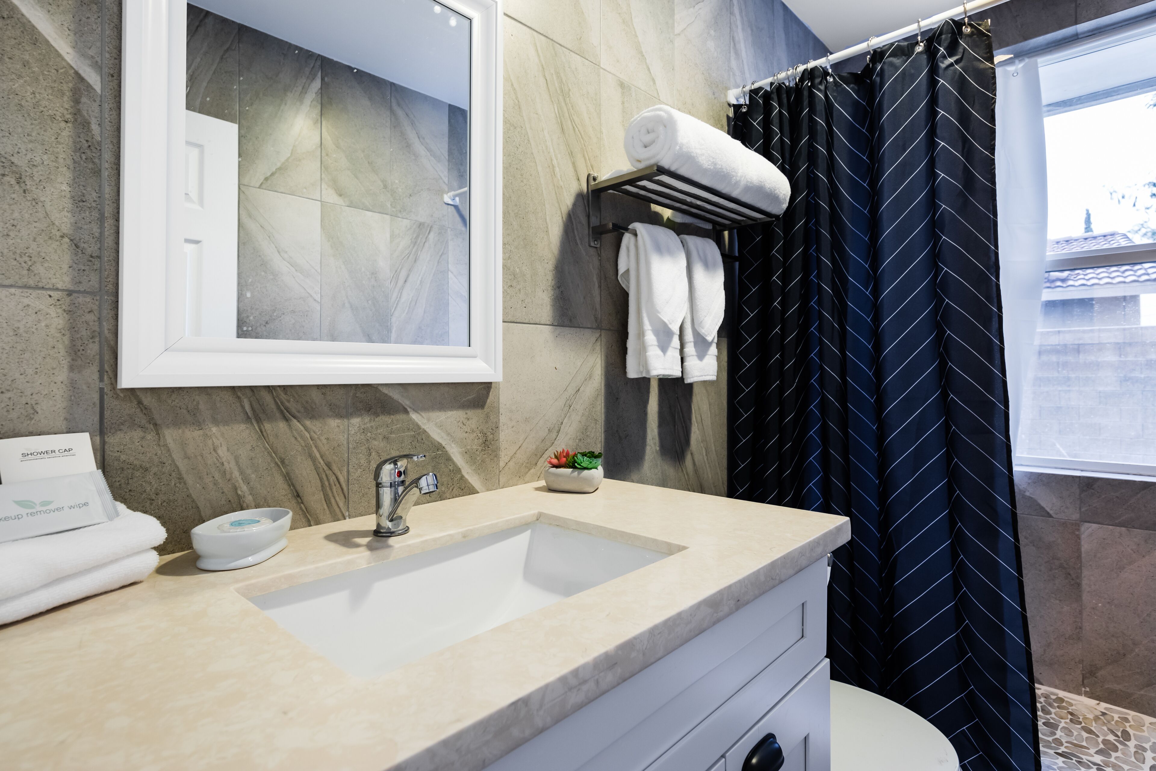 Suihku, hiustenkuivaaja, pyyhkeet, saippua