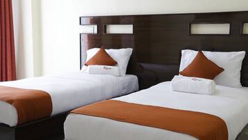 Standard Twin Room | Meja, ruang kerja komputer riba, kalis bunyi, Wi-fi percuma