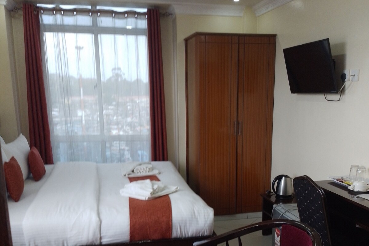 Desk, laptop workspace, soundproofing, free WiFi