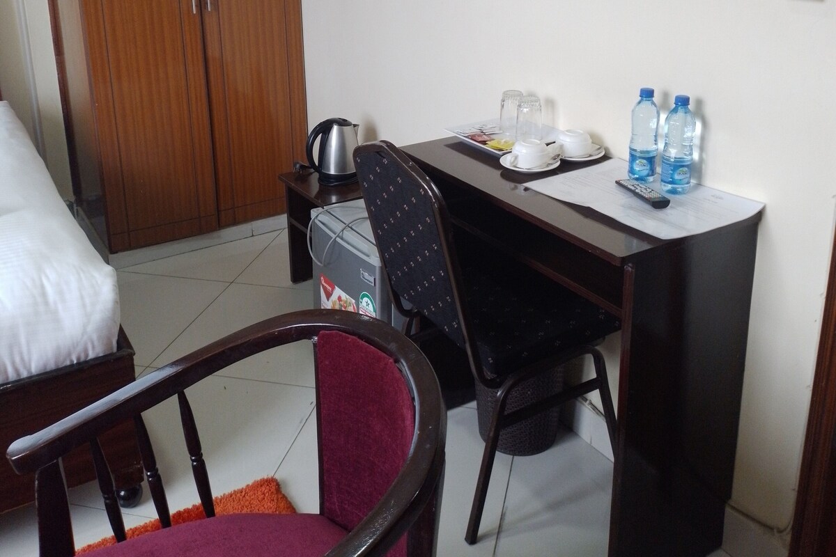 Desk, laptop workspace, soundproofing, free WiFi