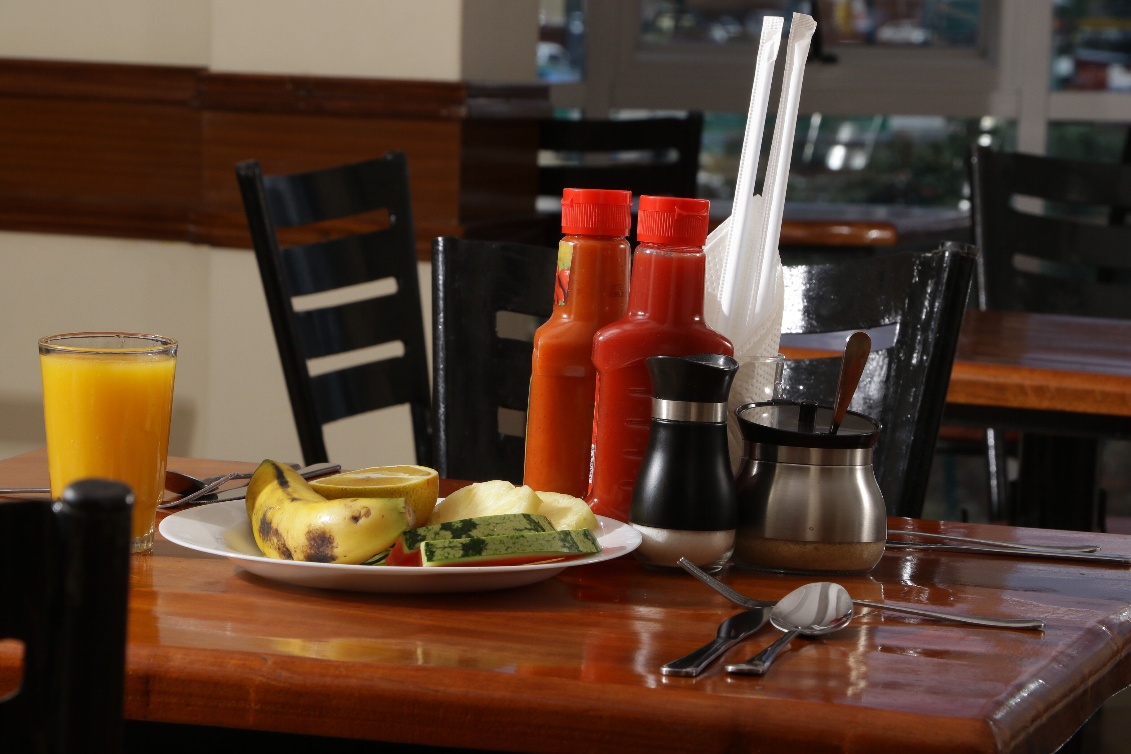 朝食 (コンチネンタル ブレックファスト)、毎日提供 (無料)