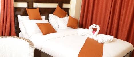 Schreibtisch, laptopgeeigneter Arbeitsplatz, schallisolierte Zimmer