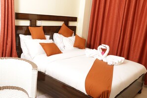 Desk, laptop workspace, soundproofing, free WiFi - Claire De Lune Moonlight Hotel (Nakuru)