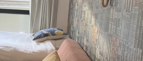 1 phòng ngủ, bàn, bàn ủi/dụng cụ ủi quần áo