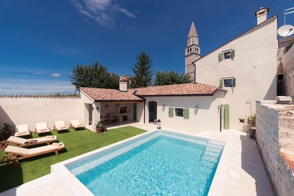 Una piscina al aire libre