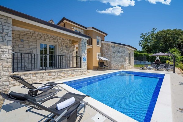 حمّام سباحة خارجي