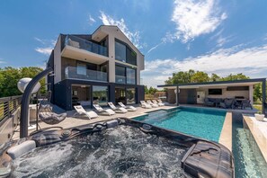 Outdoor spa tub