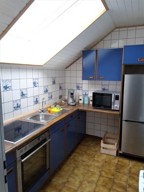 Refrigerador, microondas, horno y cafetera y tetera 