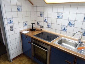 Refrigerador, microondas, horno y cafetera y tetera 