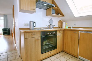 Kühlschrank, Herdplatte, Wasserkocher mit Kaffee-/Teezubehör