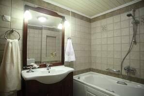 Combined shower/tub, hair dryer, towels