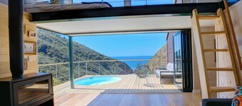Bay view and canopy house facing the Indian Ocean.