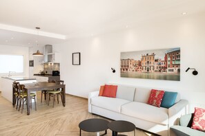Standard Apartment | Living area | 50-inch TV with satellite channels - Hapimag Resort Cavallino (Cavallino-Treporti)