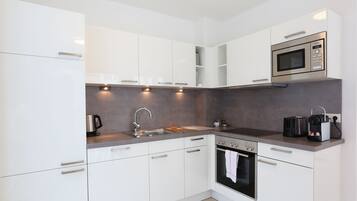 Kühlschrank, Mikrowelle, Ofen, Geschirrspüler