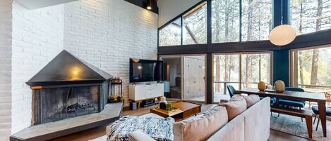 电视、壁炉、立体声音响