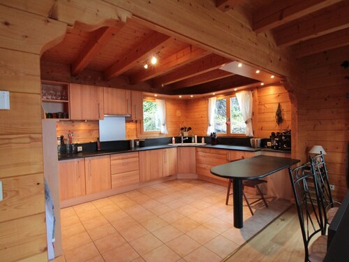 Chalet 3 bedrooms for 8 with fireplace and parking 1000m from the slopes