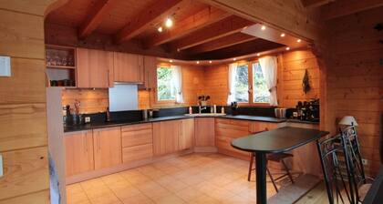 Chalet 3 bedrooms for 8 with fireplace and parking 1000m from the slopes