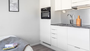 City-Studio | Eigene Küche | Wasserkocher mit Kaffee-/Teezubehör, Kühlschrank, Ofen, Herdplatte